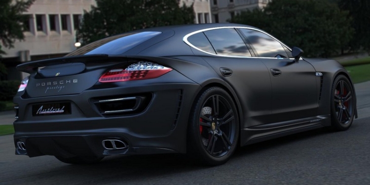 В Одессе ночью взорвался элитный автомобиль Porsche Panamera