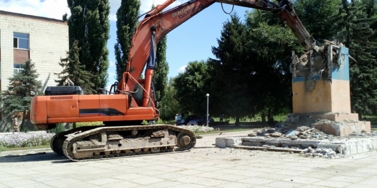 У соседей получилось: в Новом Буге на Николаевщине снесли постамент памятника Ленину