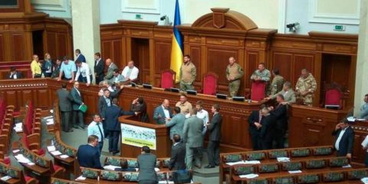 Нардепы-военные разблокировали работу Рады, фракция Ляшко объявила сидячую забастовку