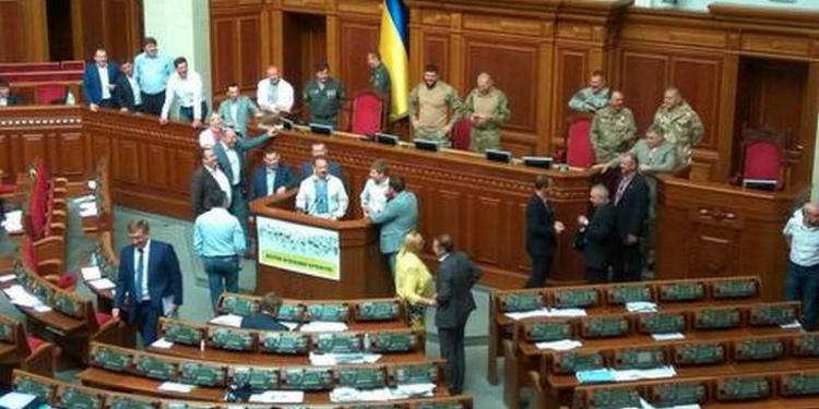 Нардепы-военные разблокировали работу Рады, фракция Ляшко объявила сидячую забастовку
