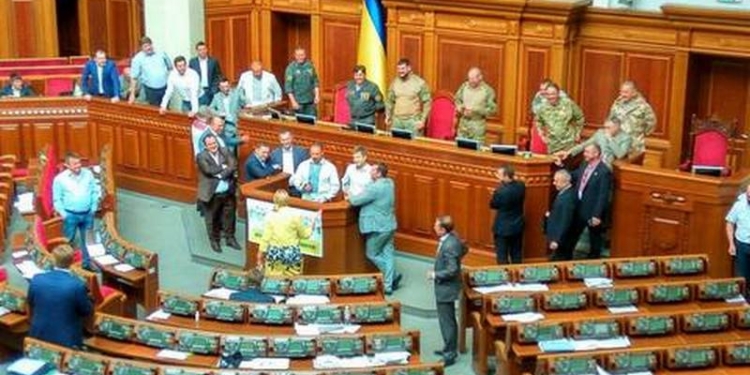Нардепы-военные разблокировали работу Рады, фракция Ляшко объявила сидячую забастовку