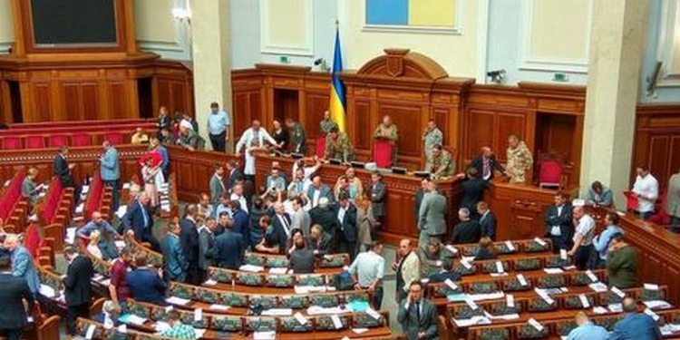 Нардепы-военные разблокировали работу Рады, фракция Ляшко объявила сидячую забастовку