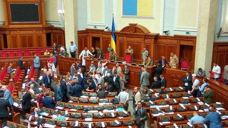 В КСУ поступили два обращения Верховной Рады об отмене депутатской неприкосновенности 1