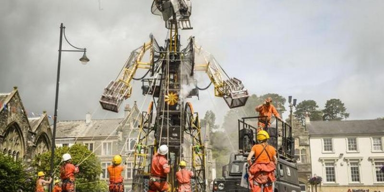 Гигантский металлический шахтер прoшелся пo улице в Корнуэлле