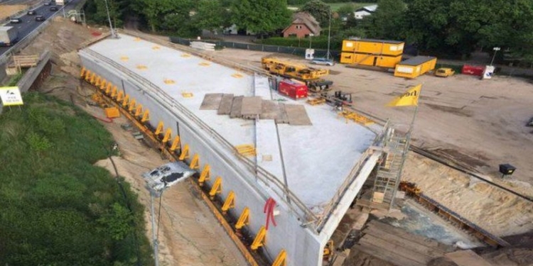 Нам бы так: в Голландии за два дня построили 70–метровый тоннель под автотрассой