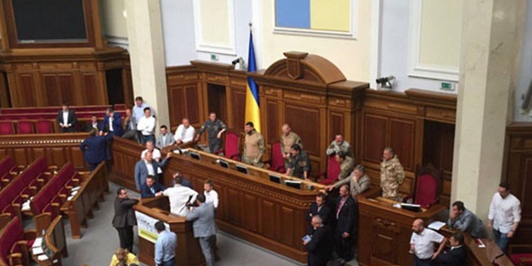 Нардепы-военные разблокировали работу Рады, фракция Ляшко объявила сидячую забастовку