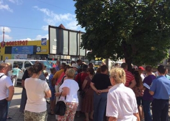 В Вознесенске заблокировали киевскую автотрассу: жители протестуют против перевозки песка из карьеров через город