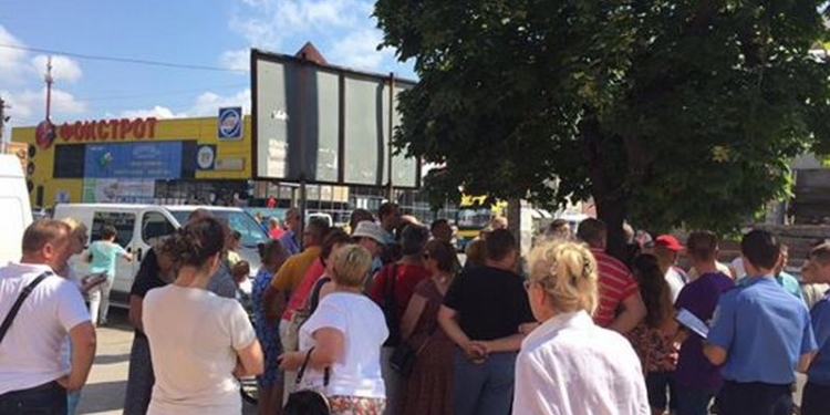 В Вознесенске заблокировали киевскую автотрассу: жители протестуют против перевозки песка из карьеров через город