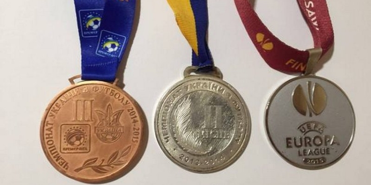 Футболист «Днепра» выставил на продажу три медали, чтобы оплатить отдых детей участников АТО