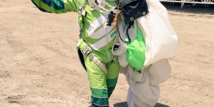 Американец установил мировой рекорд падения с самолета без парашюта с высоты 7,6 км