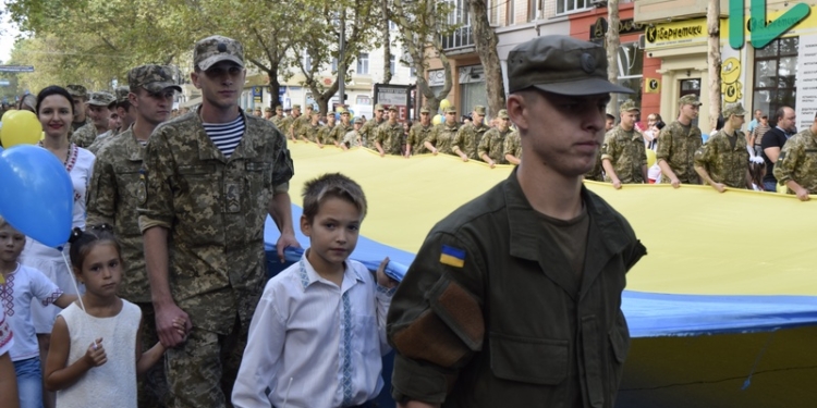 Николаев празднует День независимости Украины: волонтеры и военные прошлись маршем по Соборной