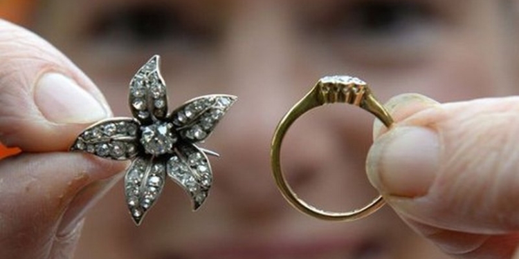 Бриллианты в старом кресле: супругам из Англии повезло на распродаже