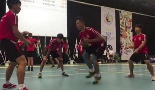 “Хто не скаче, той…”. Китайцы в Швеции установили мировой рекорд по прыжкам через скакалку