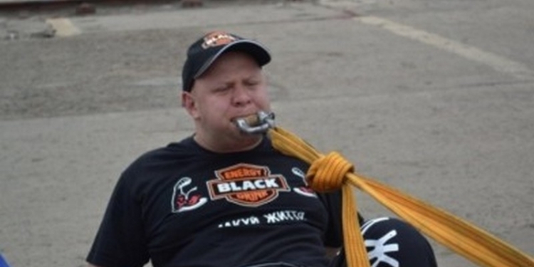 Под Одессой силач зубами установил рекорд Гинесса