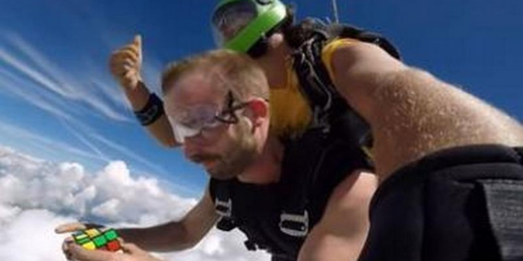 Скучно просто так прыгать с парашютом – Стивен Робинсон нашел, чем занять руки во время прыжка