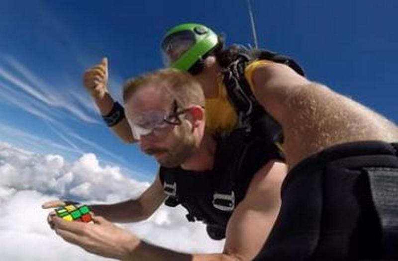 Скучно просто так прыгать с парашютом - Стивен Робинсон нашел, чем занять руки во время прыжка 1