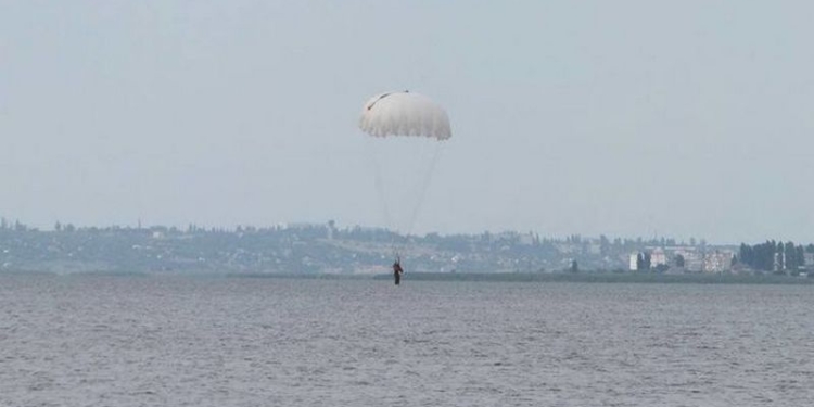 Николаевские десантники отработали прыжки с парашютом в воду