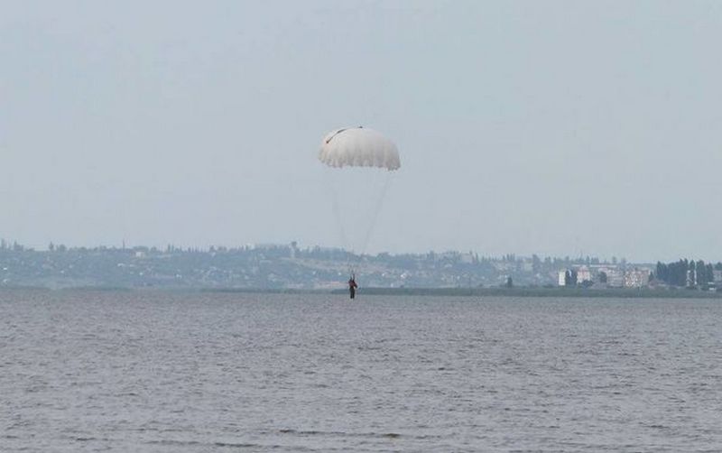 Николаевские десантники отработали прыжки с парашютом в воду 11