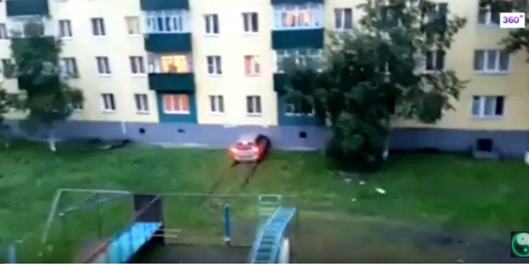 Лучше б головой: пьяный россиянин после ссоры с женой пытался разбить ее машину о стену их дома