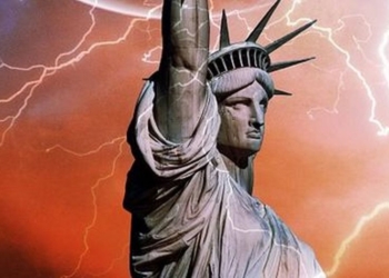 В статую Свободы ударила молния