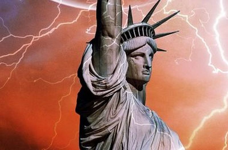 В статую Свободы ударила молния 1