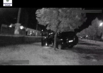 «Мне в Париж, по делу, срочно»: в Николаеве пьяный водитель на Mitsubishi Pajero снес дорожный знак