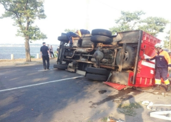 У Варваровского моста перевернулась «пожарка» – ее, мчащуюся на вызов, подрезала «легковушка»