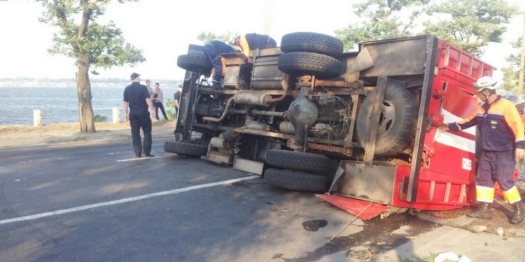 У Варваровского моста перевернулась «пожарка» – ее, мчащуюся на вызов, подрезала «легковушка»
