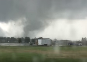 Мощные торнадо пронеслись по штату Индиана в США: поваленные деревья, перевернутые авто и оборванные линии электропередачи