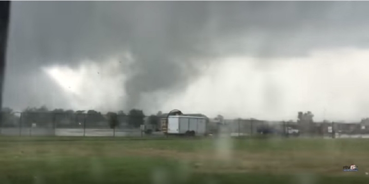 Мощные торнадо пронеслись по штату Индиана в США: поваленные деревья, перевернутые авто и оборванные линии электропередачи