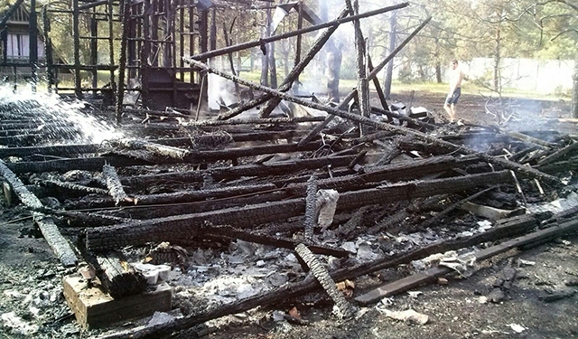 Остались только головешки: на базе отдыха «Автомобилист» в Коблево сгорел двухэтажный деревянный дом