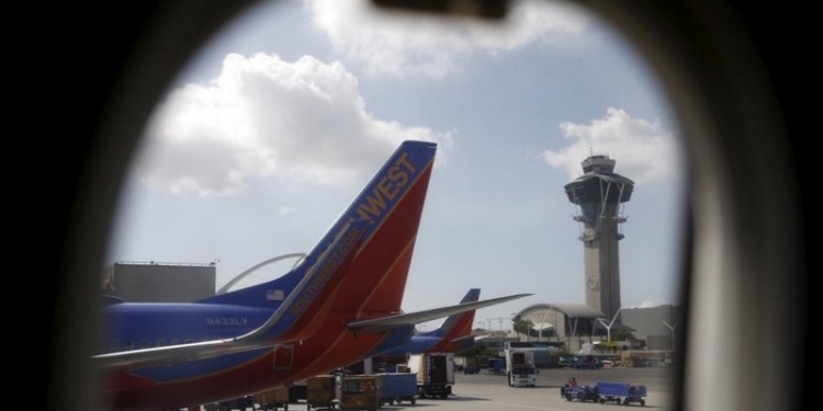 В США пилоты посадили Boeing с развалившимся в воздухе двигателем