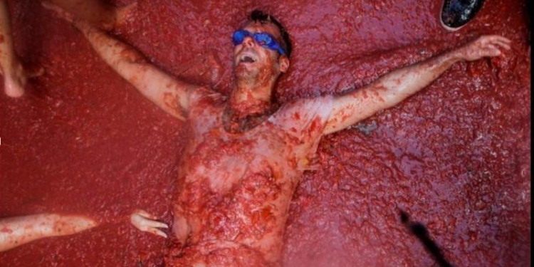 Томатные бои в Испании, извержение вулкана в Индонезии – самые яркие снимки за последние 24 часа