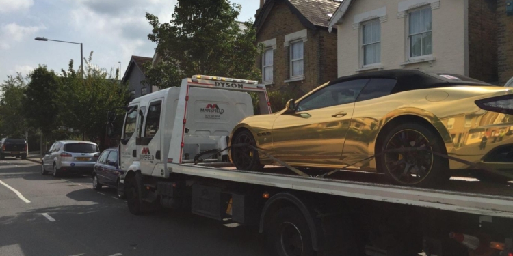 Нет страховки – нет машины: в Лондоне полиция отправила на штрафплощадку золотой Maserati