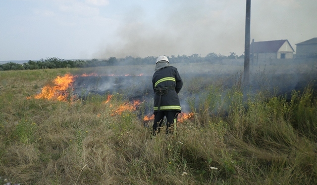 За выходные спасатели Николаевщины 42 выезжали тушить горящую сухую траву