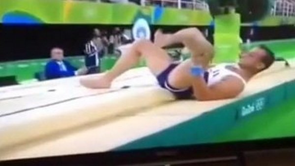 Что такое не везет: французского гимнаста, сломавшего ногу на Олимпиаде, медики уронили с носилок 1
