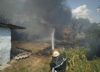 В Николаевской области за сутки спасатели трижды ликвидировали пожары хозпостроек