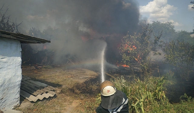 В Николаевской области за сутки спасатели трижды ликвидировали пожары хозпостроек