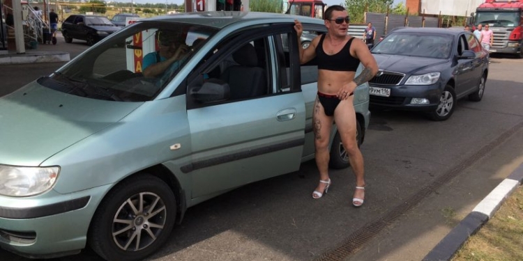 На что только не пойдешь за 30 литров бензина? В Татарстане водители обоих полов разделись до бикини