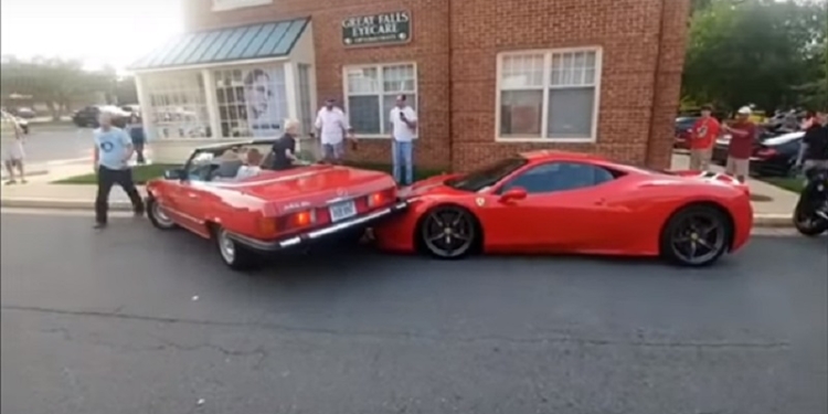 Парковка – дело тонкое: женщина на кабриолете не заметила Ferrari