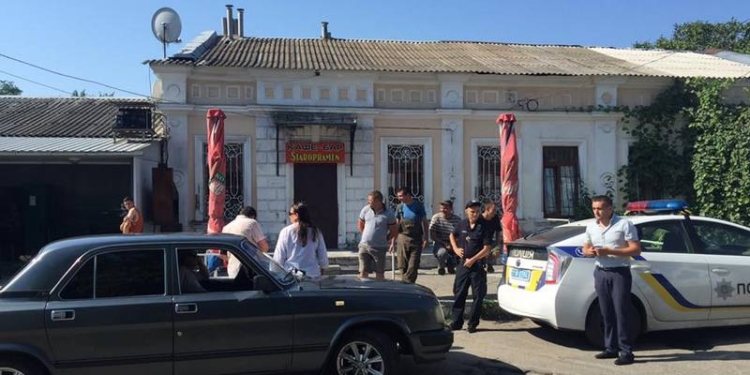 В Николаеве “пивнушку” пытались спасти от демонтажа, бросая в рабочих кирпичи