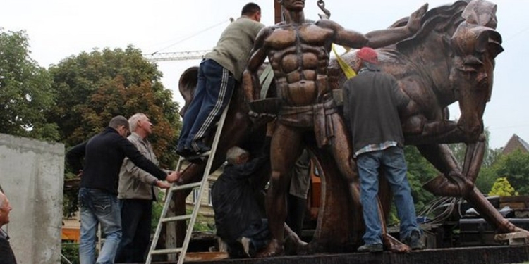 Во Львове открыли первый в Украине памятник ветеринару