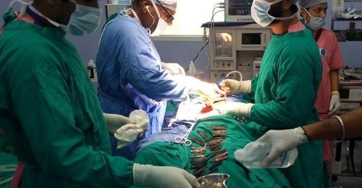 Шпагоглотатель. В Индии у мужчины из желудка достали 40 ножей