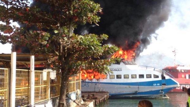 В Бразилии возле Сан-Паулу практически сгорел скоростной паром