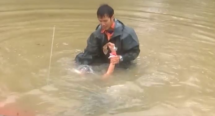 В США во время паводка спасли женщину, которая почти утонула в машине. Она попросила нырнуть за собакой