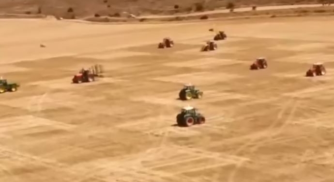 Самый необычный турнир. В Испании сыграли в шахматы на тракторах