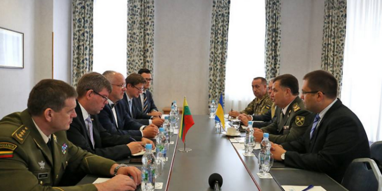Полторак обговорил с руководителями оборонных ведомств Литвы, Эстонии и Румынии развитие отношений в военной сфере