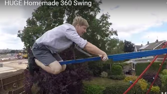 Взлетая выше ели. Англичанин изобрел и смонтировал гигантские качели