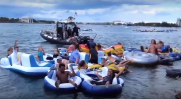 У них тоже был праздник. Полторы тысячи нетрезвых американцев случайно уплыли в Канаду