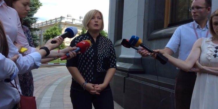 Безответственно и жестоко использовать семьи заложников. Геращенко отреагировала на протест Савченко